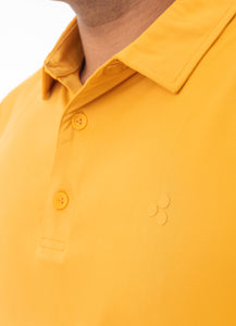 This golf polo has a golden-yellow color to it. It’s got 4-way stretch, it’s breathable, uv protected and an athletic fit.